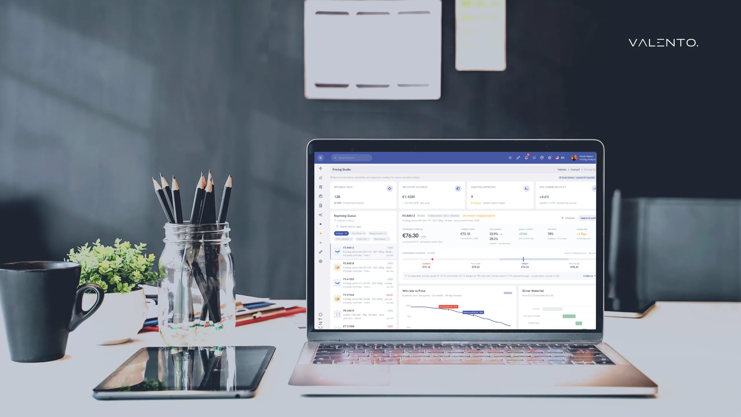 Valento Pricing Studio auf einem Laptop am Arbeitsplatz — Preis-Korridore und Margen je Artikel.
